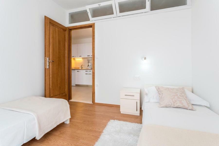 Apartments Bezmalinovic 2 โบล ภายนอก รูปภาพ